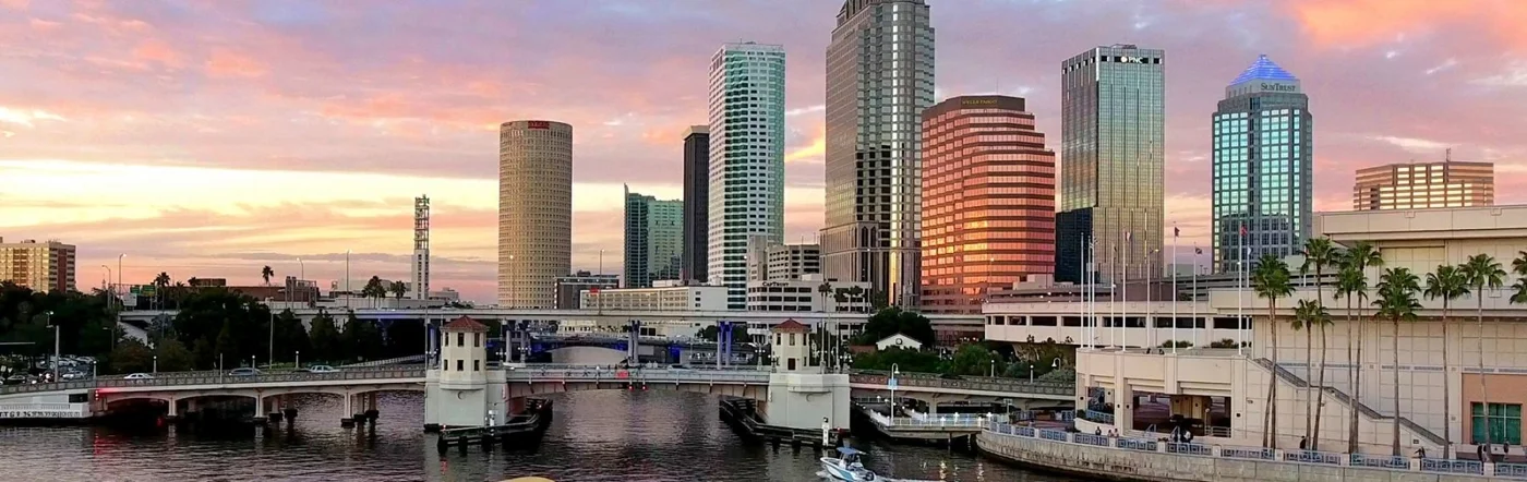Centro de Tampa e rio Hillsborough ao pôr do sol